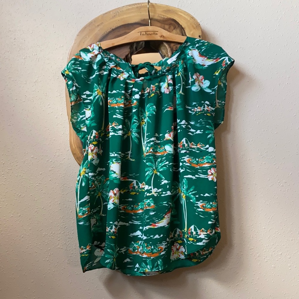 Green Hawaiian print light and flowy top size L